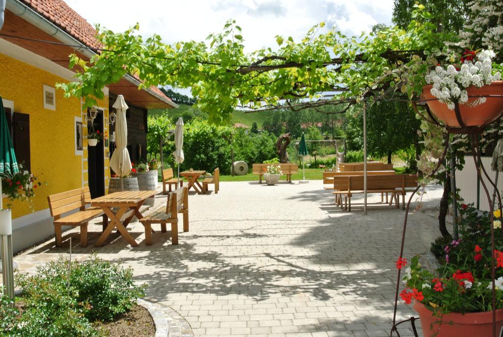 Weingut Primus Suedsteiermark Spielfeld Eksteriør billede