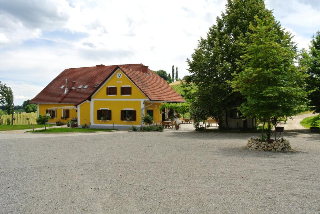 Weingut Primus Suedsteiermark Spielfeld Eksteriør billede