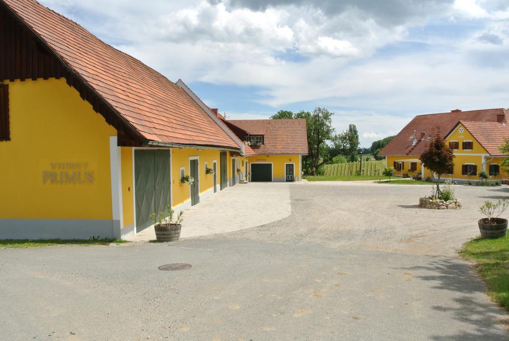 Weingut Primus Suedsteiermark Spielfeld Eksteriør billede